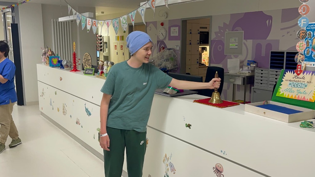 Leon beim Glockenläuten